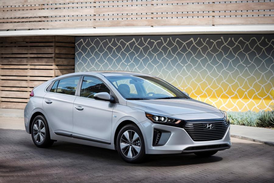  Hyundai IONIQ plug-in hybrid 2017 года  (NA) (фото 7 из 17)